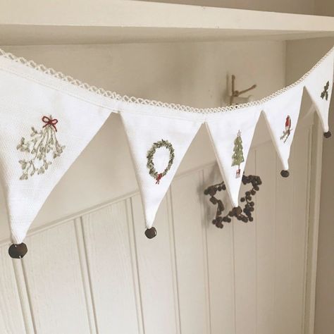 Christmas Bunting Ideas, Embroidered Bunting, Sewing Patchwork, Mini Bunting, Christmas Bunting, Fabric Garland, Embroidered Christmas, Fabric Bunting, Christmas Inspo