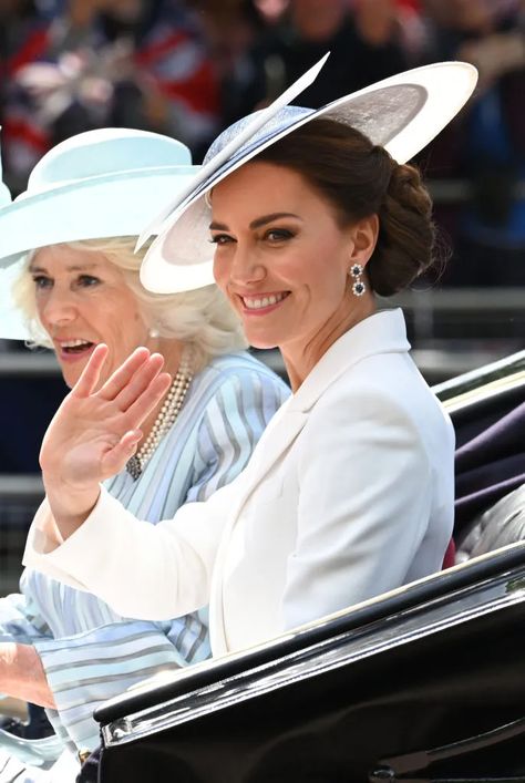 Kate Middleton Kicks Off the Platinum Jubilee Celebrations in Classic McQueen | Vogue Style Kate Middleton, Philip Treacy Hats, Duchesse Kate, Looks Kate Middleton, Duchesse Catherine, Prins William, Trooping The Colour, Reine Elizabeth Ii, Reine Elizabeth