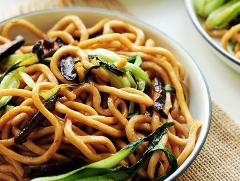 Pan-Fried Shanghai Noodles | These recipe are perfect on those nights when all you want is a big bowl of savory noodles. @streetsmartkitchen Savory Noodles, Shanghai Noodles, Asian Noodle Dishes, Noodles Chicken, Soup Noodles, Family Trust, Mapo Tofu, Noodle Recipe, Noodle Dish