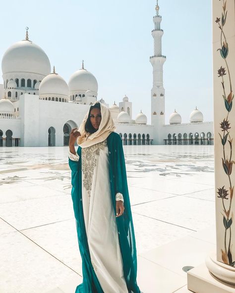 at Sheikh Zayed Mosque Dubai Desert Safari Outfit, Dubai Dress Code, Dubai Fashion Women, What To Wear In Dubai, Dubai Outfits Ideas, Tourist Fashion, Dubai Street Style, Dubai Fashion Week, Dubai Outfit