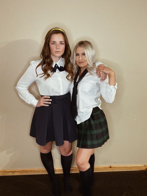 Blair Waldorf And Serena Costume, Blair Waldorf College Outfit, Serena Van Der Woodsen School Outfit, Blair Waldorf And Serena Van Der Woodsen Costumes, Blaire Serena Halloween Costume, Serena Gossip Girl Costume, Blair Waldorf Outfits Halloween, Blair Waldorf And Serena Van Der Woodsen, Serena Van Der Woodsen Halloween Costume