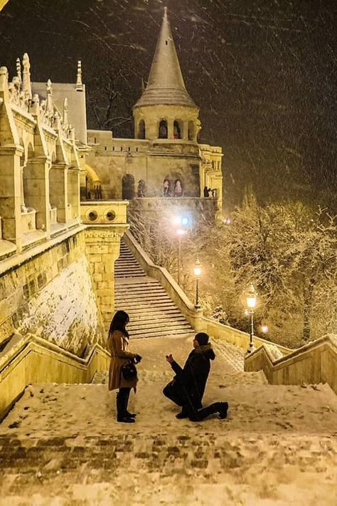 Snowy Mountain Proposal, Proposal Pictures Winter, Winter Proposal Ideas Engagement, Winter Proposal Pictures, Castle Proposal, Snow Proposal, Proposal Ideas Winter, Christmas Proposal Ideas, Christmas Engagement Proposal