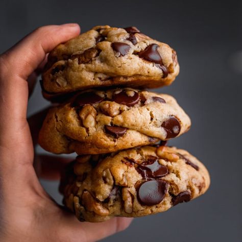 Huge Chocolate Chip Cookie Big Cookies Recipes, Tall Cookies, Big Cookie Recipe, Chocolate Chip Cookie Recipe With Pudding, Huge Cookies, Cookies With Walnuts, Jumbo Cookies, Big Chocolate Chip Cookies, Gourmet Chocolate Chip Cookies