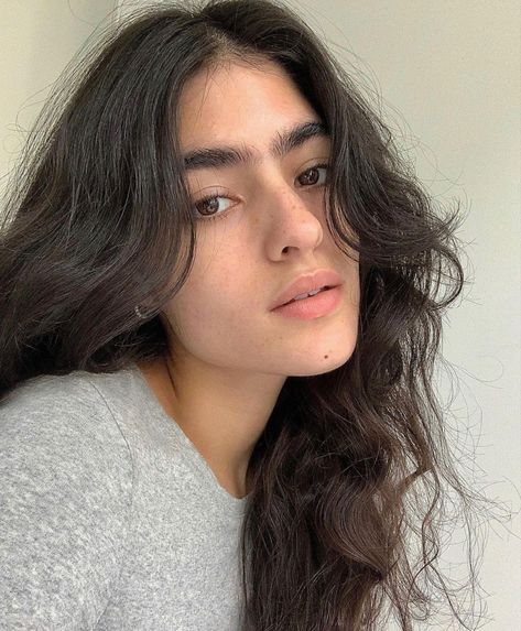 Natalia Castellar Calvani, Hispanic Hairstyles, Natalia Castellar, Big Eyebrows, Jude Duarte, Iranian Beauty, Thick Brows, Cute Toe Nails, Thick Eyebrows