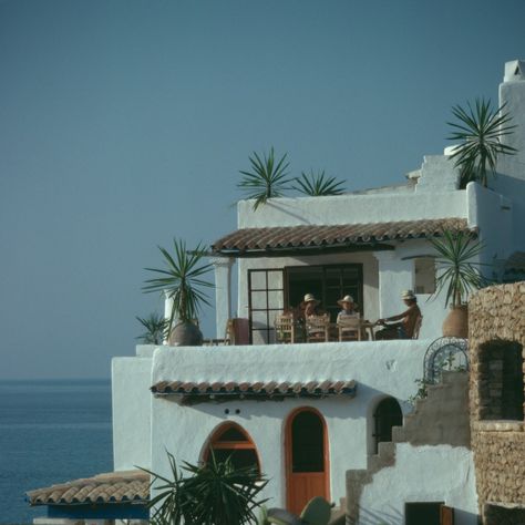 The spirit of Ibiza in 14 vintage vacation photos from the 1970s and the 1980s | Vogue Paris Summer Vacation Destinations, Slim Aarons, Mediterranean Decor, Summer Destinations, Balearic Islands, Vacation Photos, Photo Vintage, Fishing Villages, Vacation Destinations