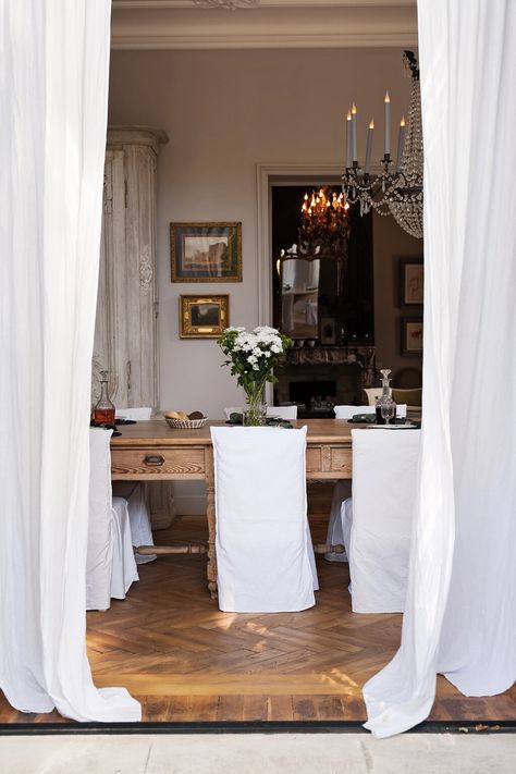 White slipcovered dining chairs with rustic oak farm table in an Avignon dining room. Come see a Breathtaking French Château Tour in Provence With Photo Gallery of Historical Architecture, Dramatic Eclectic Interiors & Oddities! Avignon Villa, French Villa Interior, Modern Chateau, Provence Interior, Country Living Room Design, Dining Room French, French Country Bathroom, Luxurious Interior Design, French Country Dining