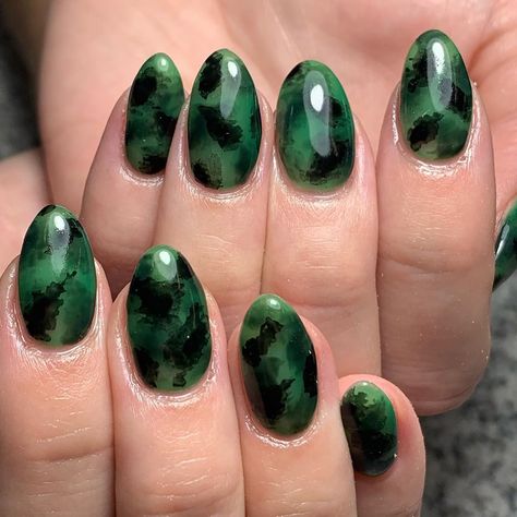 Manifest nail on Instagram: “Tortoise shell 🐢 emerald edition, which actually makes more sense because turtles are generally green and I’ve never understood why the…” Christmas Present Nail Art, Gold Holiday Nails, Christmas Tree Nail Designs, Lights Pictures, Christmas Present Nails, Blue Christmas Nails, Tree Nail Art, Holiday Nails Winter, Christmas Tree Nails