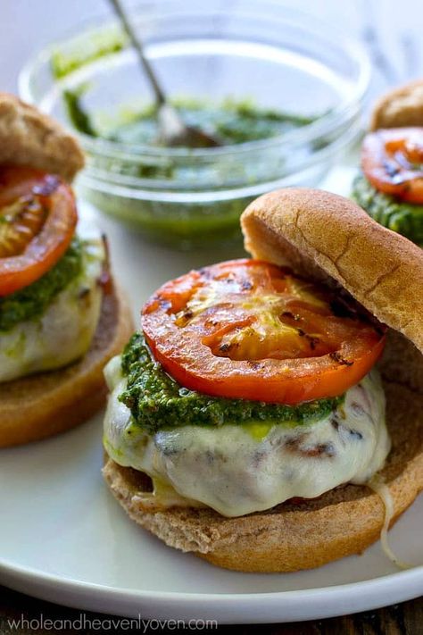 Ground Turkey Snacks, Pesto Turkey Burger, Pesto Burger, Pesto Burgers, Turkey Grilled, Recipes Pesto, Pesto Turkey, Best Turkey Burgers, Pesto Mozzarella