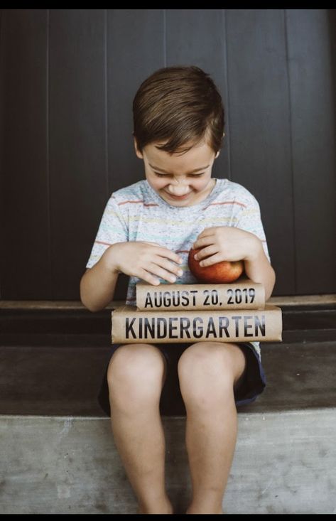 First Day And Last Day Of School Picture, 1st Day Preschool Sign Photo Ideas, Homeschool School Photos, First Day Of School Photo Prop, 1st Day Kindergarten Picture Ideas, Back To School Kindergarten Photoshoot, Outdoor Back To School Pictures, First Day Of Kindergarten Photo Ideas, 1st Day Of School Photo Ideas