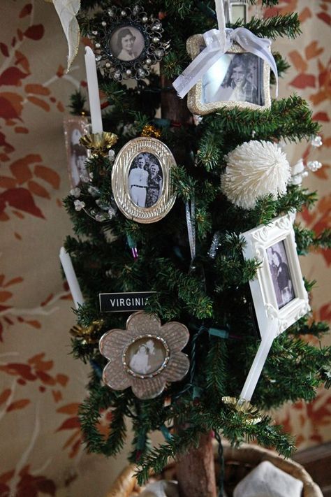 Christmas Memory Tree, Memory Tree Christmas, Memorial Christmas Tree Ideas, Christmas Tree Photo Ornaments, Christmas Tree With Photos, Memorial Christmas Tree Decorating Ideas, Memorial Tree Ideas, Memory Christmas Tree, Memorial Christmas Tree