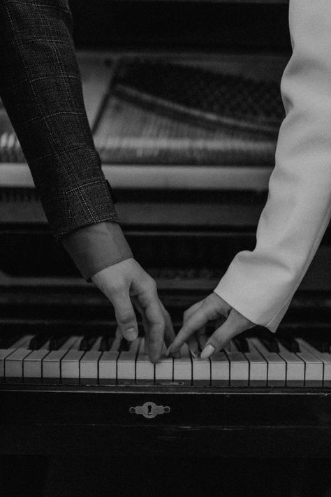 Piano Photoshoot, On Air Radio, Piano Photography, Vintage Hifi, My Kind Of Love, Photography Food, Music Aesthetic, Photo Couple, Couple Shoot