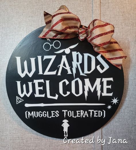 Harry Potter Door Decorating Contest, Harry Potter Door Sign, Harry Potter Wreath Ideas, Harry Potter Wood Projects, Harry Potter Wreath Diy, Harry Potter Welcome Sign, Harry Potter Door Hanger, Wood Cricut, Harry Potter Wreath