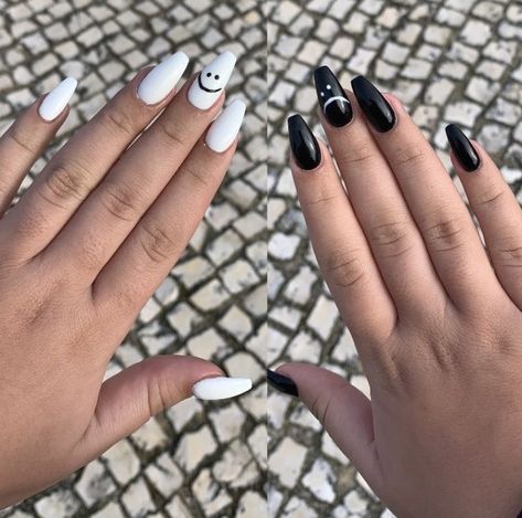 Black And White Nails Smiley Face, Short Almond Nails Black And White, Smiley Face Nails Black And White, Almond Nails Smiley Face, Black Smiley Face Nails, Almond Black And White Nails, Black And White Simple Nails, Nails Inspiration Black And White, Simple Black And White Nails