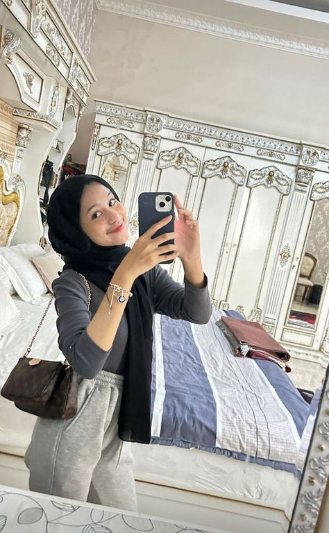 Ootd Ngampus, Online Shopping Sites Clothes, Ootd Simple, Simple Hijab Tutorial, Outfit Hijab Casual, Ootd Hijab Casual, Hijab Aesthetic, Hijabi Fashion Casual, Style Korea