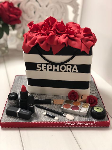 Sephora gift bag cake❤️❤️ Birthday Cake Summer, Makeup Birthday Cakes, Chanel Birthday Cake, Cake Summer, 12th Birthday Cake, 25th Birthday Cakes, Make Up Cake, Custom Birthday Cakes, 18th Birthday Cake