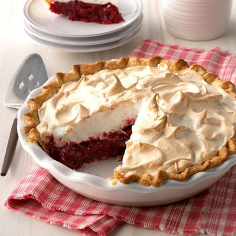 Folks who favor the tartness of cranberries will fall for this pretty pie. The crimson berries look so beautiful under the airy meringue topping. Strawberry Meringue Pie, Cranberry Meringue Pie, Cranberry Pie Recipes, Creamy Pie, Favorite Pie Recipes, Lime Pie Recipe, Cranberry Pie, Pumpkin Pecan Pie, Chocolate Cream Pie