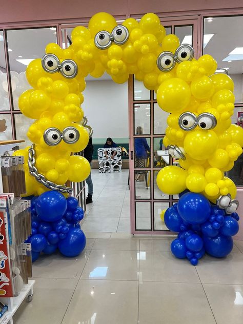 Minion Balloon Arch, Minion Balloons Decorations, Minion Balloons, Balloon Inspiration, Minion Birthday Party, Photo Zone, Bee Baby Shower Theme, Minion Birthday, Minion Party