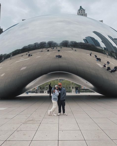 Chicago Bean Pictures Ideas Couple, Chicago Aesthetic Couple, Chicago Photo Ideas Summer, Chicago Couple Pictures, Chicago Aesthetic Instagram, Chicago Bean Pictures, City Poses, Downtown Chicago Couple Photoshoot, Chicago Activities