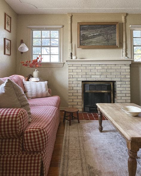 October light and cozy additions making it feel like fall despite the hot temps we’re still having. 🍂 I not only love that this new rug from @yoolynrugs_official is beautiful and cozy but it’s also machine washable which is a total game changer. Thinking I should have done this a long time ago! 😍 Gingham Couch Living Room, Small Country Living Room, Life In The Countryside, Vista House, Flat Decor, Cottage Style Home, Brown House, Hygge Home, Vintage Traditional