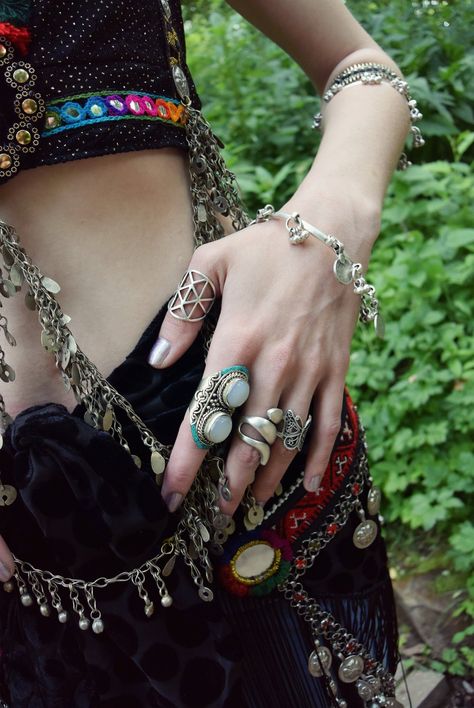 Accessories Quotes, Hands With Rings, Mundo Hippie, Hippie Fits, Looks Hip Hop, Moda Hippie, Hippie Aesthetic, Grunge Jewelry, Estilo Hippy