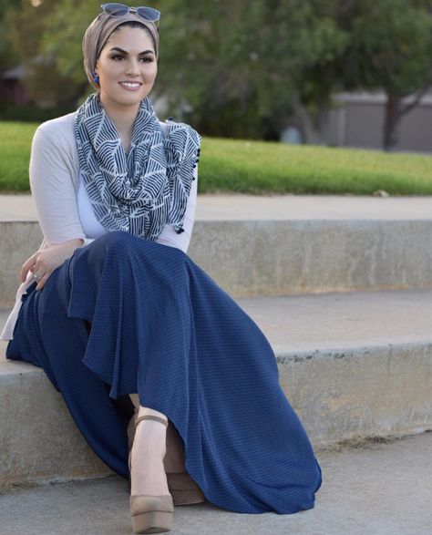 Pinterest @adarkurdish Conservative Jewish Fashion, Jewish Modest Outfits, Jewish Fashion Women, Jewish Modest Fashion, Modest High Fashion, Jewish Outfit, Tichel Fashion, Hijabi Doctor, Classic Dress Elegant