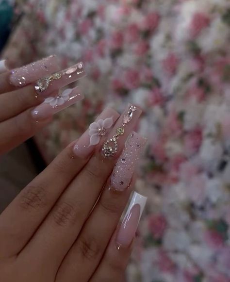 White Quince Nails, Pink Gem Nails, Xv Nails, Pink Bling Nails, Quince Nails, Quinceanera Nails, Pink Quince, Baby Pink Nails, Gold Nail