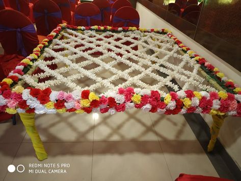 Pallaki Design For Marriage, Phoolon Ka Chaddar, Flower Chadar For Bride Entry, Marriage Entry Gate Decoration, Doli Decoration, Brides Entry, Reception Entry, Indian Outdoor Wedding Decor, Flower Canopy