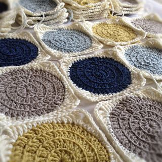 Three Beans in a Pod: Retro Circles - The Tutorial Crocheted Squares, Confection Au Crochet, Crochet Blocks, Crochet Circles, Crochet Diy, Crochet Squares, Love Crochet, Knit Or Crochet, Learn To Crochet