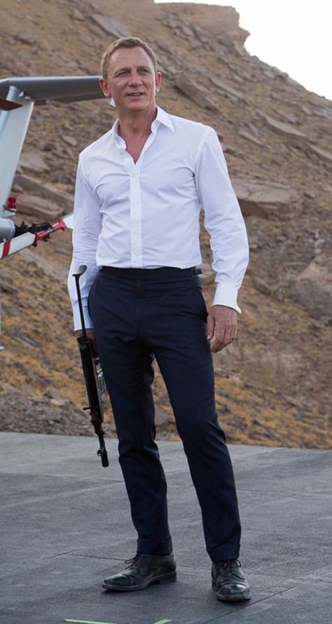 Daniel Craig Suit, James Bond Daniel Craig, Daniel Craig Bond, James Bond Outfits, James Bond Suit, Daniel Craig Style, Bond Outfits, Craig Bond, Bond Suits