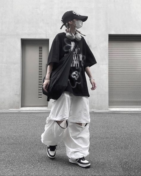 Kpop Idols Black Outfits, Dark Colors Outfit, Japanese Street Fashion Aesthetic, Skater Astethic, Streetwear Fashion Japan, Tomgirl Outfit, Skater Aesthetic Outfits, Korean Tomboy Outfits, Casual Tomboy Outfits