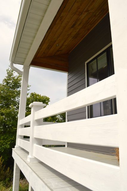 Porch railings in white - NewlyWoodwards Decorative Porch Railing, Horizontal Porch Railing, Stained Decks, Wood Porch Railings, Beach House Porch, Veranda Railing, Porch Rails, Exterior Railings, Wood Deck Railing