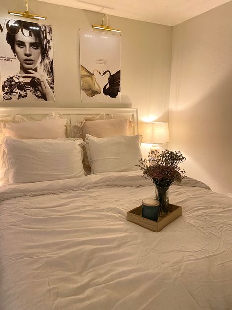 Classy Room Inspiration, 2024 Bedroom Aesthetic, Room Decor Bedroom Vintage, Apartment Inspo Black And White, Classy Vintage Decor, Aesthetic Small Room Ideas, Fashion Bedroom Aesthetic, Light Bedroom Aesthetic, Chic Room Aesthetic