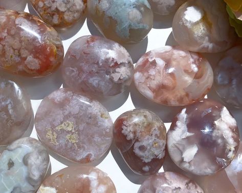 Flower Agate Aesthetic, Luna Lovegood Harry Potter, Lovegood Aesthetic, Luna Lovegood Aesthetic, Pretty Crystals, Hippie Aesthetic, Crystal Aesthetic, Smashing Pumpkins, Pretty Rocks