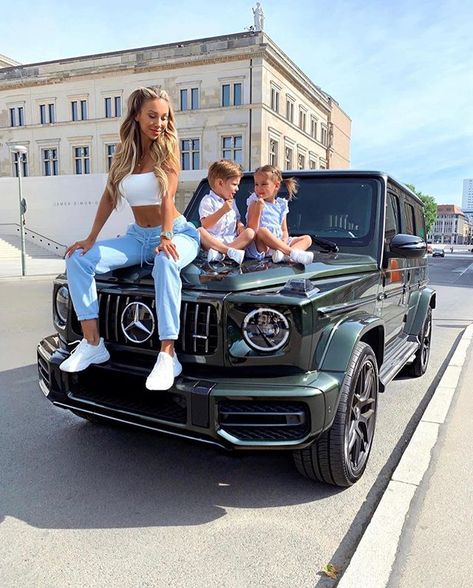 The Million Lady (@themillionlady) • Instagram photos and videos Rich Couples Luxury, Wealthy Lifestyle Luxury, Rich Couple, Mommy Daughter Outfits, Wealthy Lifestyle, Wealthy Women, Luxury Lifestyle Women, Dream Family, Rich Girl Lifestyle