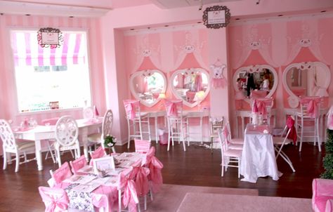 The Larson Lingo: Kate's Nail Salon Birthday Party Salon Birthday Party Ideas, Beauty Salon Birthday, Nail Salon Birthday Party, Salon Birthday Party, Princess Decor, Salon Party, Kids Spa Party, Kids Salon, Spa Girl