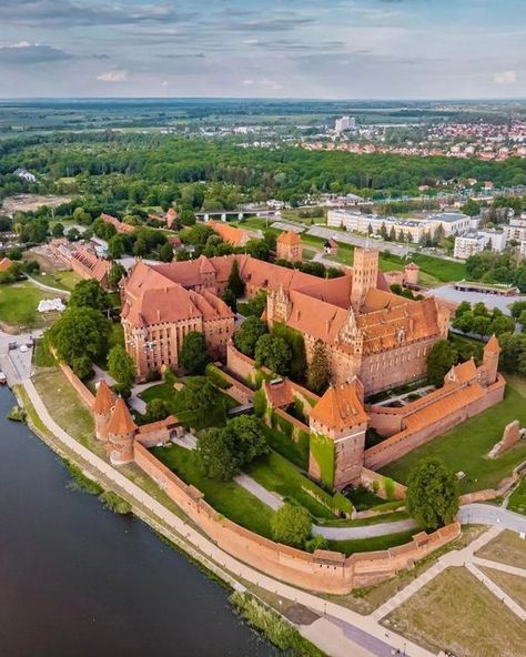 Malbork Castle Poland, Poland Castles, Malbork Castle, Top Places To Travel, Poland Travel, Architecture History, Eastern Europe, Unesco World Heritage Site, Pretty Places