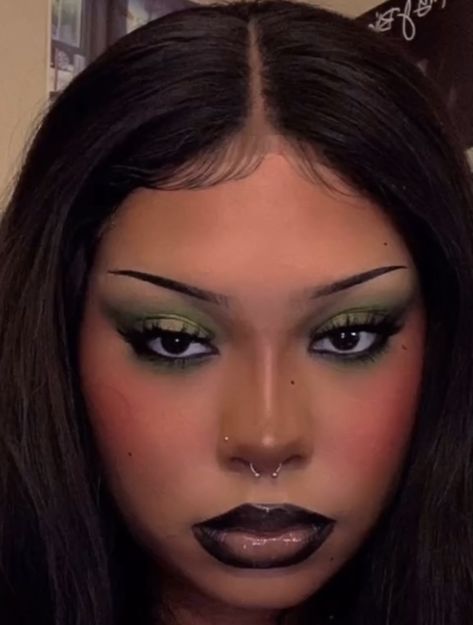 Pointy Eyebrows Goth, Tin Eyebrows, Goth Eyebrow Shapes, Eyebrowless Makeup, Pointy Eyebrows, 2000s Eyebrows, Emo Eyebrows, Goth Brows, Alternative Eyebrows