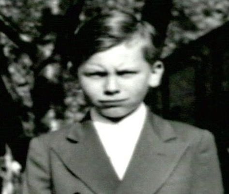 A young John Wayne Gacy Young John Wayne, Famous Murders, John Wayne Gacy, Michael Palin, Dartmouth College, Celebrities Then And Now, Samuel Beckett, Young Celebrities, Evil People