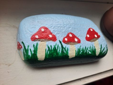 Fairy Garden Rock Painting, Rock Painting Mushrooms, Mushroom Painted Rocks, Stone Painting Aesthetic, Mushroom Rock Painting, Simple Rock Painting, Painting Mushrooms, Mushrooms Diy, Nature Camp