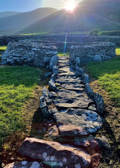 Celtic Otherworld, Ireland Roadtrip, Ireland Photos, Rock Of Cashel, Ireland With Kids, Driving In Ireland, Killarney National Park, Dingle Ireland, Europe Road Trip