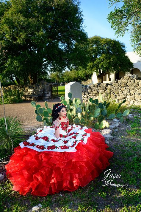 The most mexican style pictures for your quince años by Jaquiphotography.com #houston #texas #photography Mexican Style Quinceanera Dresses, Charro Quinceanera Ideas, Quinceañera Pictures, Mexican Dance Dress, White Quince Dress, Mariachi Quinceanera Dress, Houston Texas Photography, Dream Quinceanera, Quinceanera Dances