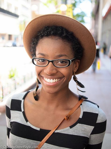 Love the curls poking out from under the hat :) Afro Hair With Hat, Hat Natural Hair, Afro Hair Twists, Hair With Hat, Chicago Street Style, Hats For Short Hair, Short Hair Pixie, Natural Hair Rules, Natural Hair Accessories