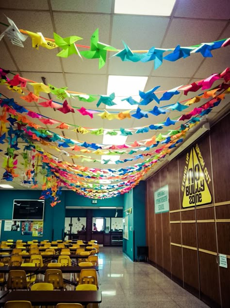 Decorated hall idea - PINWHEELS! Would be great but would have to be up high to avoid being knocked down Theme Playroom, School Cafeteria Decorations, School Hallway Decorations, School Library Decor, School Hallway, School Hall, Classroom Decor High School, High School Library, School Entrance