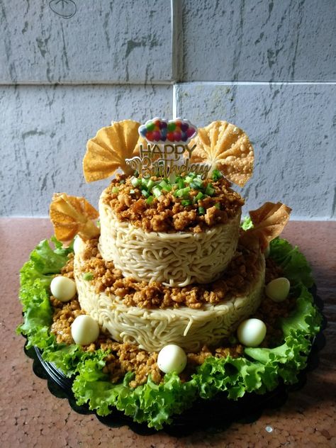 Indomie Cake, Tart Idea, Kreasi Tumpeng, Hampers Cake, Noodle Cake, Bao Buns, Catering Ideas Food, Food Menu Design, Party Food Platters