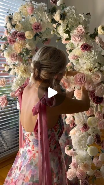 @katty_ferretti on Instagram Diy Floral Backdrop Birthday, Faux Flower Arch, Plastic Flowers Decoration, Pool Noodle Floral Arrangement, Pool Noodle Flower Arrangement, Floral Theme Party, Flower Arch, Fairytale Party Theme, Hydrangea Flower Arrangements