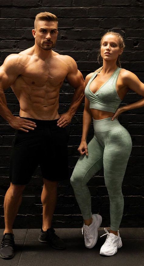 Couples Gym Pictures, Fitness Photoshoot Poses, Couples Fitness, Fitness Couples, Fitness Couple, Motivasi Diet, Gym Couple, Gym Pictures, Gym Photos