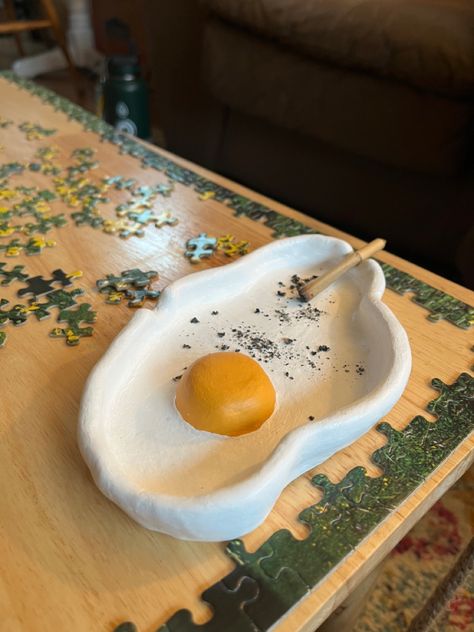 Egg Clay Tray, Astray Clay Ideas, Egg Ashtray, Pottery Ash Tray, Pottery Ashtray Ideas, Ash Tray Clay Ideas, Ceramic Ashtray Ideas, Air Dry Clay Ashtray Diy, Ash Tray Ideas