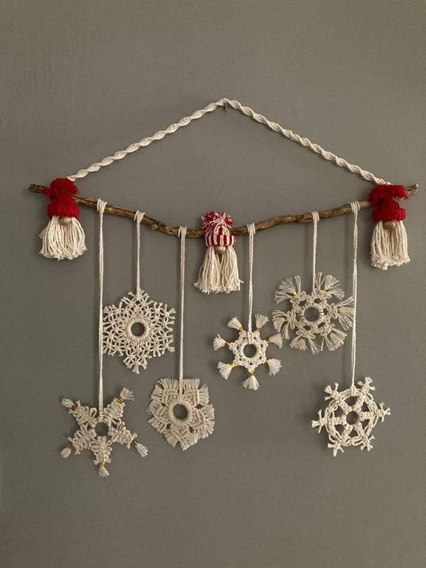 Macrame Wall Hanging Christmas, Christmas Macrame Ideas, Xmas Macrame, Macrame Christmas Decorations, Macrame Xmas, Macrame Ornaments, Christmas Macrame, Simpul Makrame, Macrame Christmas