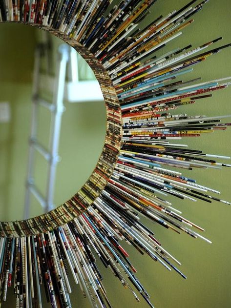 Cool Mirror Ideas, Cool Mirror, Recycled Magazine Crafts, Spiegel Diy, Recycled Magazine, Recycled Magazines, Book And Magazine Design, House Crafts, Mirror Ideas