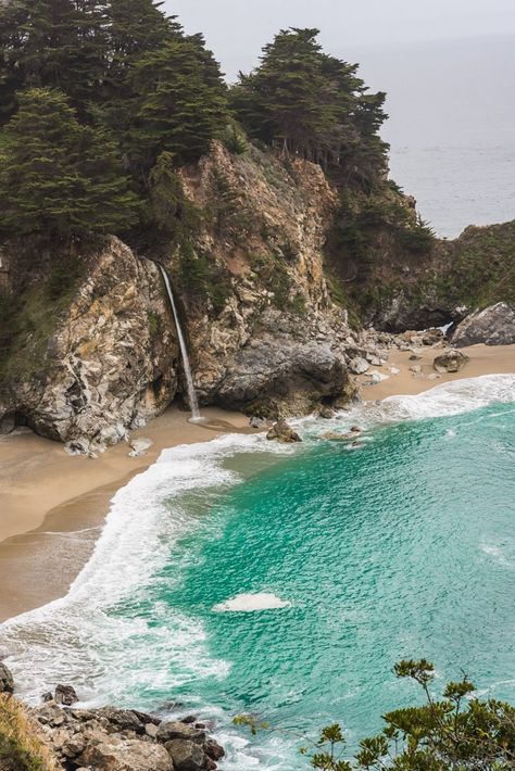 McWay Falls is a stunningly beautiful waterfall (also called a tidefall) that empties right into the ocean with a little sandy beach and cove with turqouise water. Cliff Waterfall, Cliff With Water, Mcway Falls Big Sur, Ocean Cliffs Aesthetic, Ocean Cliff Aesthetic, Ocean Cliff, Mcway Falls, Beach Cove, Surf Turf